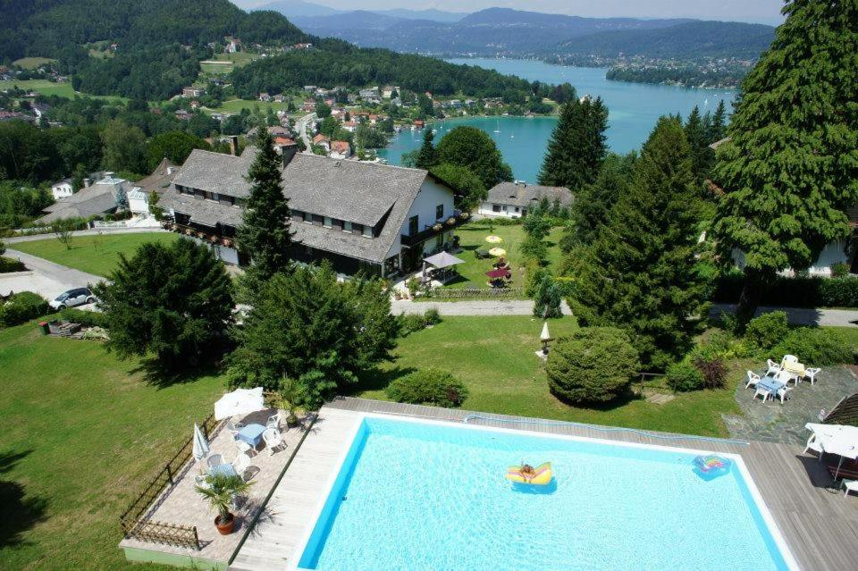 una vista aérea de una casa con piscina en Hotel Garni Haus am Wald en Reifnitz