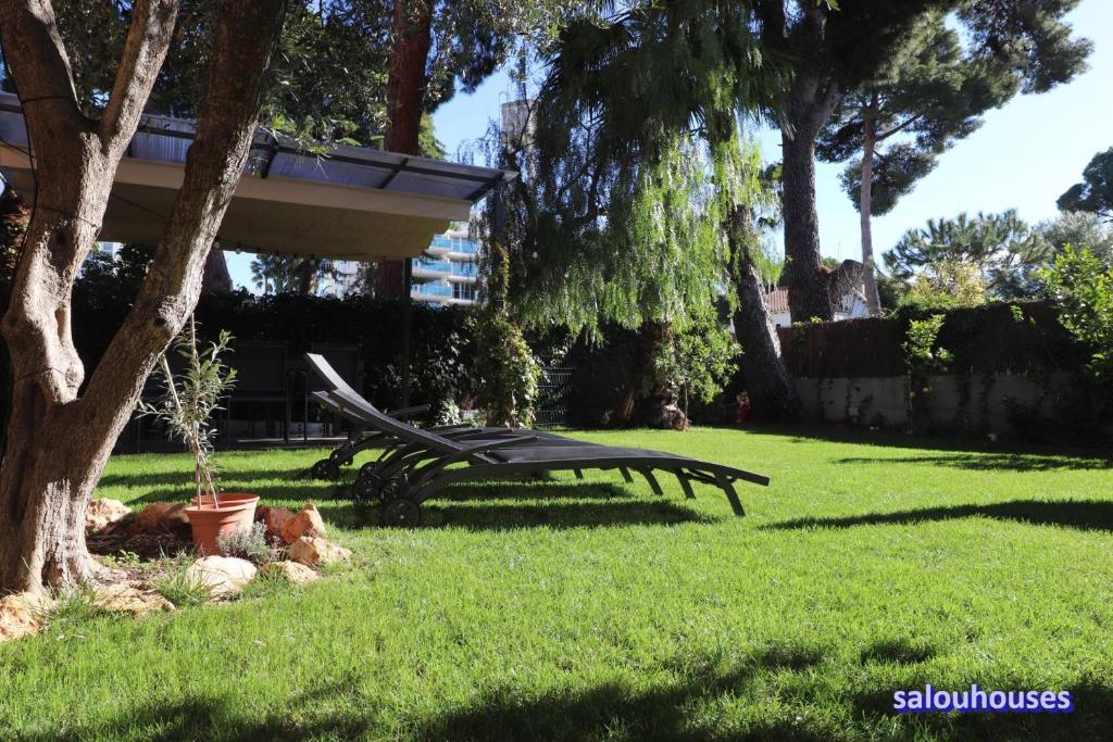 サロウにあるSalouhouses Villa Sant Rafelの木の横の芝生の弁当