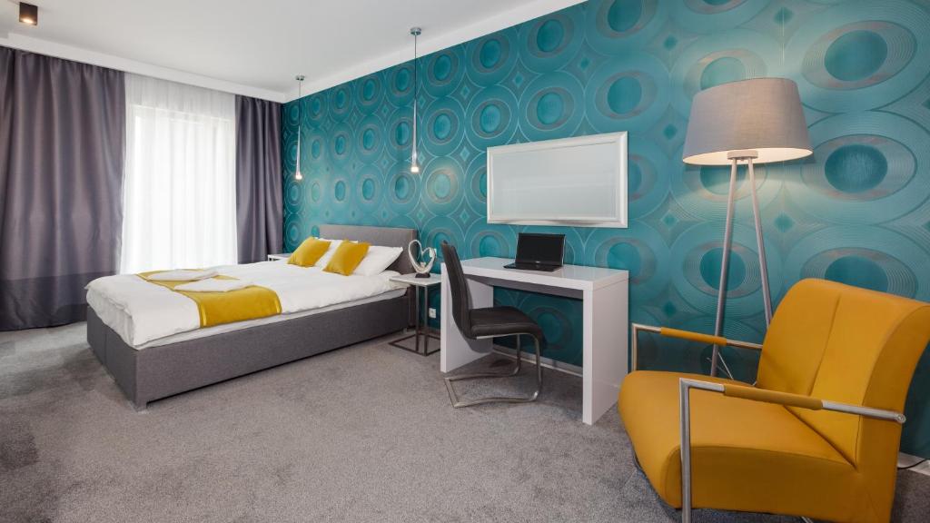 sypialnia z łóżkiem, biurkiem i krzesłem w obiekcie Apartamenty Homely Place 8 - Parking w Poznaniu