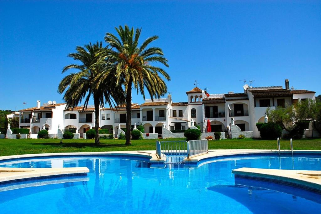 une grande piscine en face d'une grande maison dans l'établissement ERMITA 100, à L'Estartit