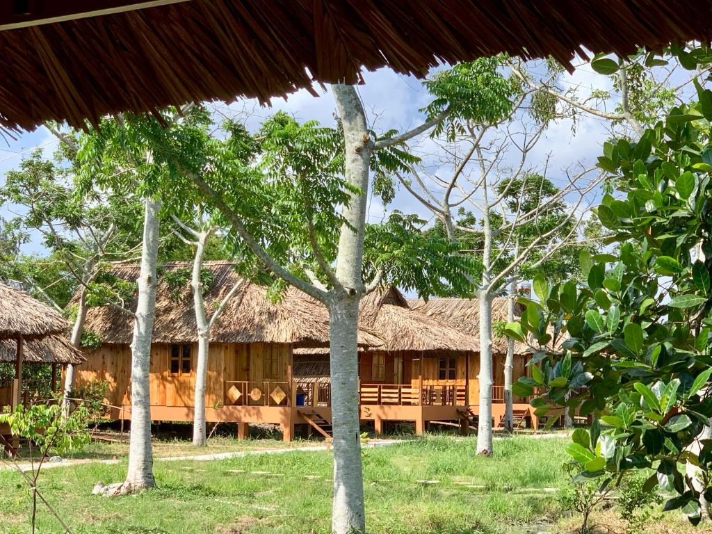 a resort with a building with a bunch of trees at MEKONG DANIEL HOMESTAY CAN THO in Can Tho