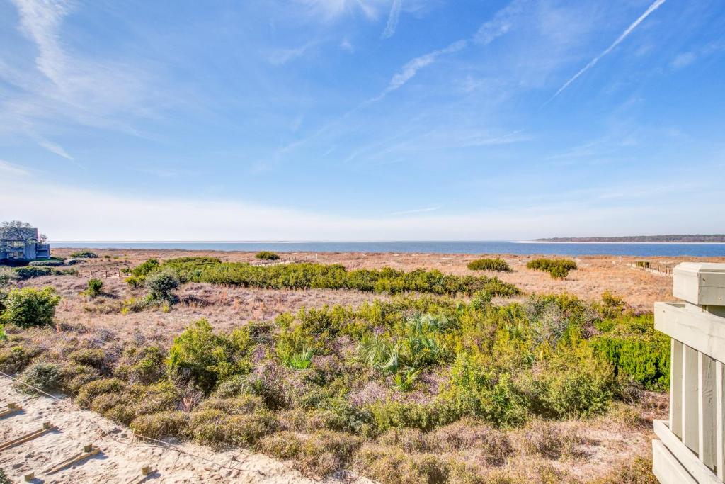 een balkon met uitzicht op de oceaan bij Pelican Watch 1380 in Seabrook Island