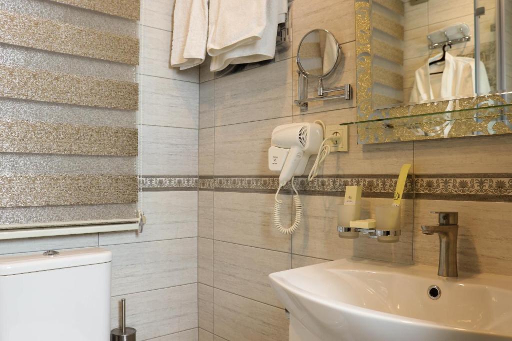 Koupelna v ubytování De'Mar Hotel