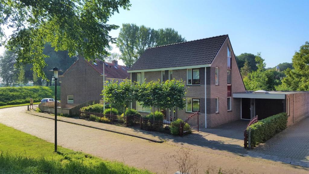 een huis op straat met een oprit bij Holiday apartment with free parking Boven Jan Enkhuizen in Enkhuizen