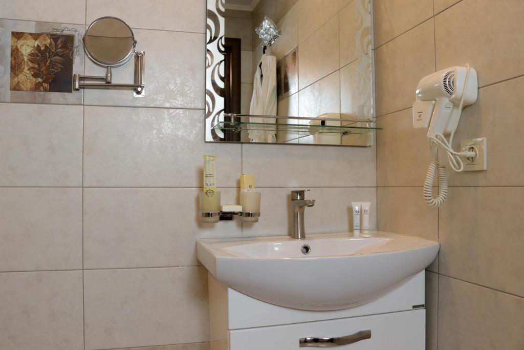 Koupelna v ubytování De'Mar Hotel
