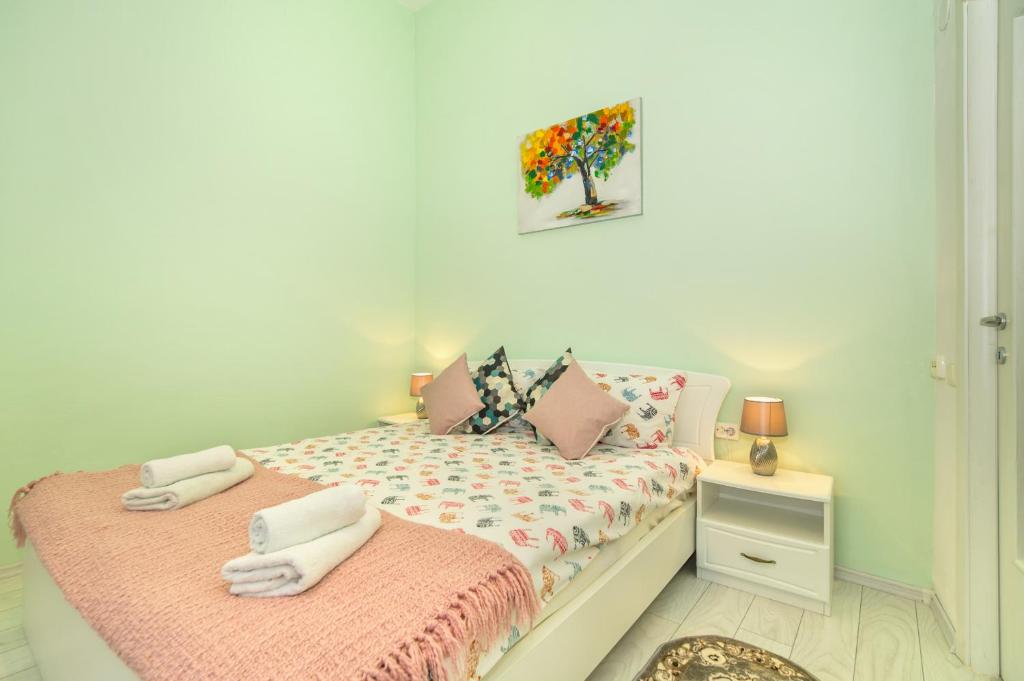 Un pequeño dormitorio con una cama con toallas. en Eco Studio, en Brasov