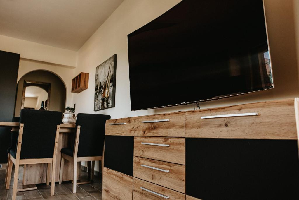 Televízia a/alebo spoločenská miestnosť v ubytovaní Sivota Luxury Apartments
