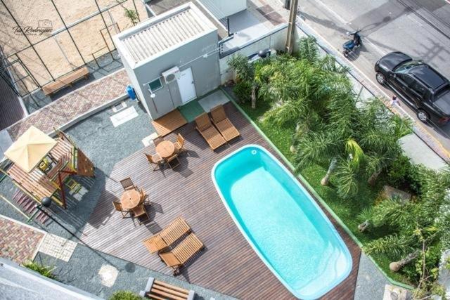 una vista aérea de una piscina con mesas y sillas en Apartamento novo Próximo ao Parque Beto carreiro, en Penha