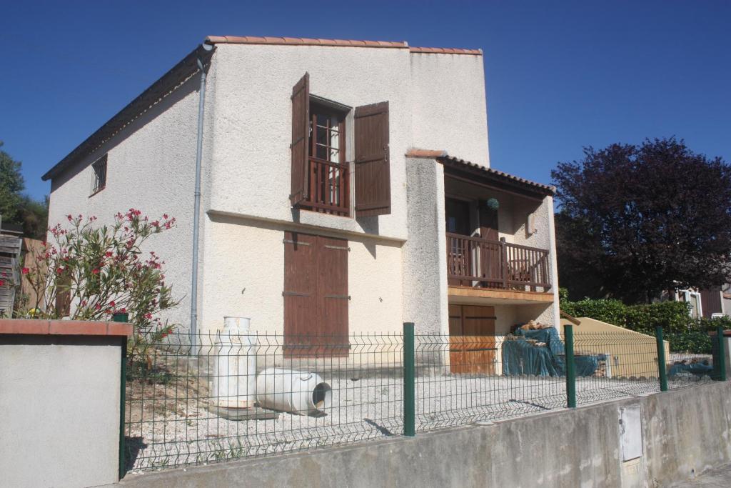 a small white house with a fence in front of it at Maison-Limoux Chambre D'Hote Limoux 11300 in Limoux