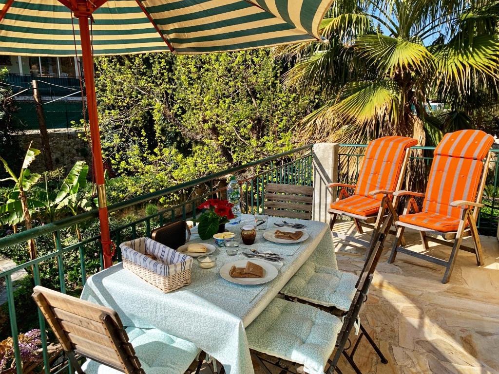 Restoranas ar kita vieta pavalgyti apgyvendinimo įstaigoje Traumhafte Ferienwohnung Nuages in der Villa-Fontaine-Vieille, Vence, Nähe Nizza