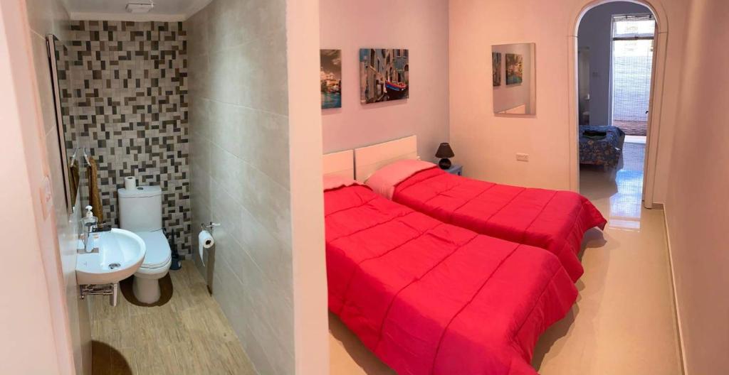 Postel nebo postele na pokoji v ubytování Marsalforn centre maisonette