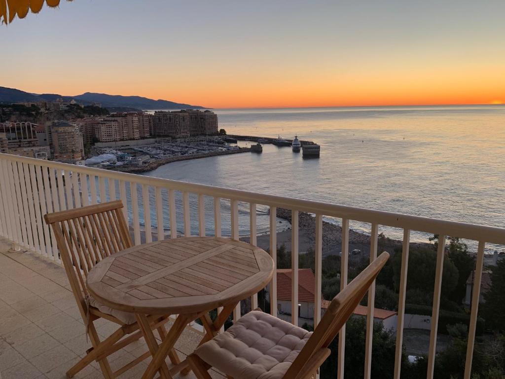 einen Balkon mit einem Tisch, Stühlen und Meerblick in der Unterkunft wonderfull view cap d ail monaco in Saint-Antoine