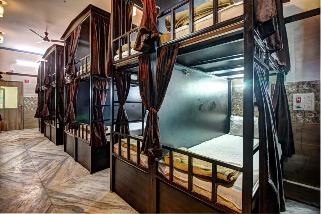 ムンバイにあるSunshine Backpackers, Airportの部屋にある二段ベッドのグループ