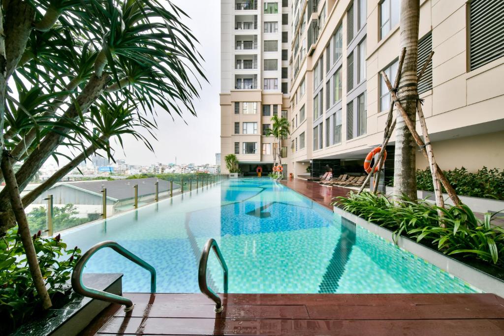 uma piscina no meio de um edifício em S Lux Apartment em Ho Chi Minh