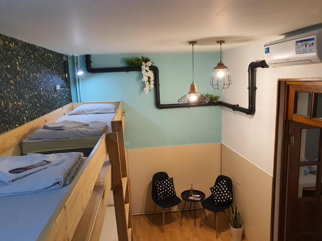 Envoy Hostel and Tours - Family Room With Shared Bathroom