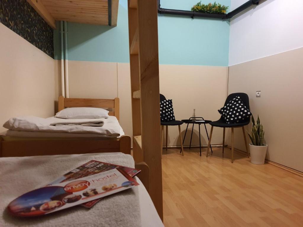 Postel nebo postele na pokoji v ubytování Envoy Hostel and Tours