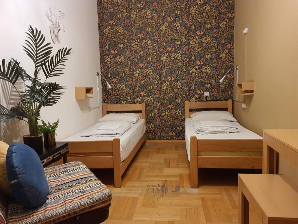 Postel nebo postele na pokoji v ubytování Envoy Hostel and Tours