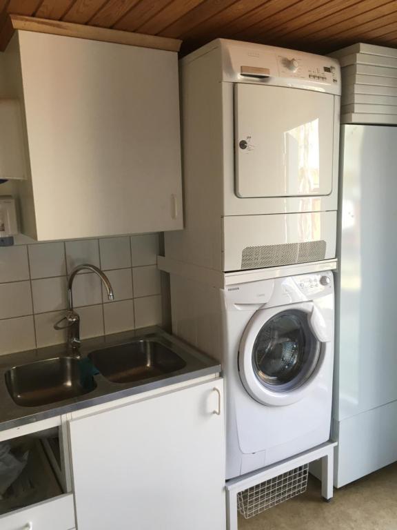 Kuchyň nebo kuchyňský kout v ubytování Visingsöstugorna