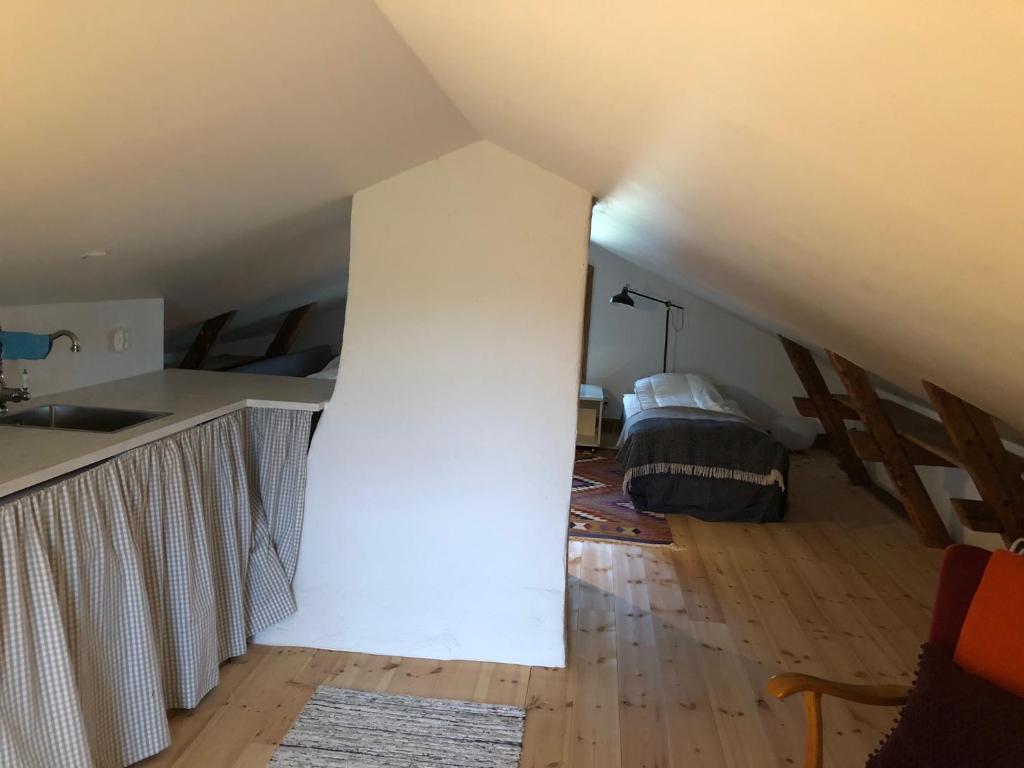Postel nebo postele na pokoji v ubytování Oxelbacka cottage