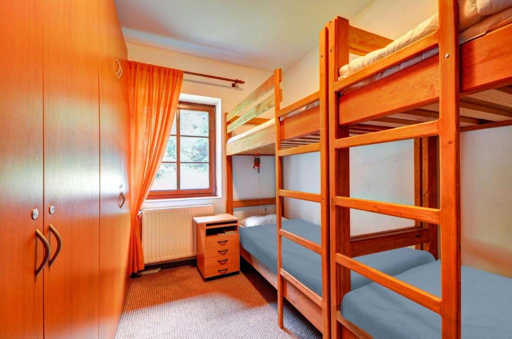 Palanda nebo palandy na pokoji v ubytování Chata pod Mravenečníkem