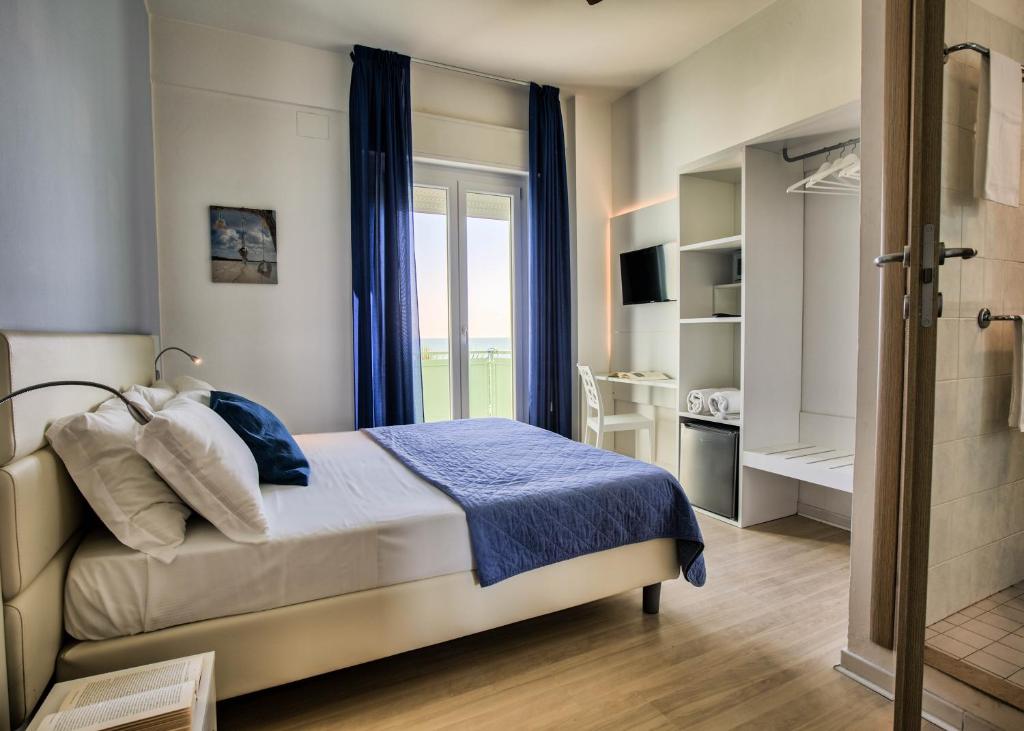 1 dormitorio con cama y ventana en San Marco, en Marotta
