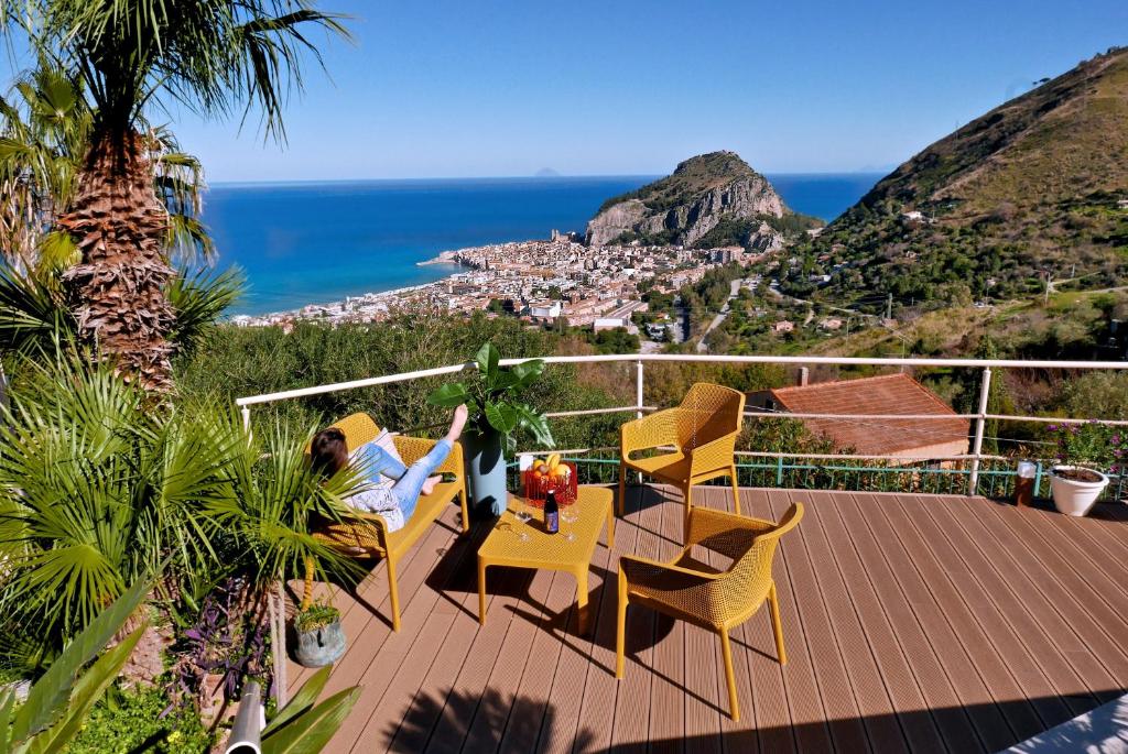 d'un balcon avec des chaises et une table offrant une vue sur l'océan. dans l'établissement Al 33 Giri, à Cefalù