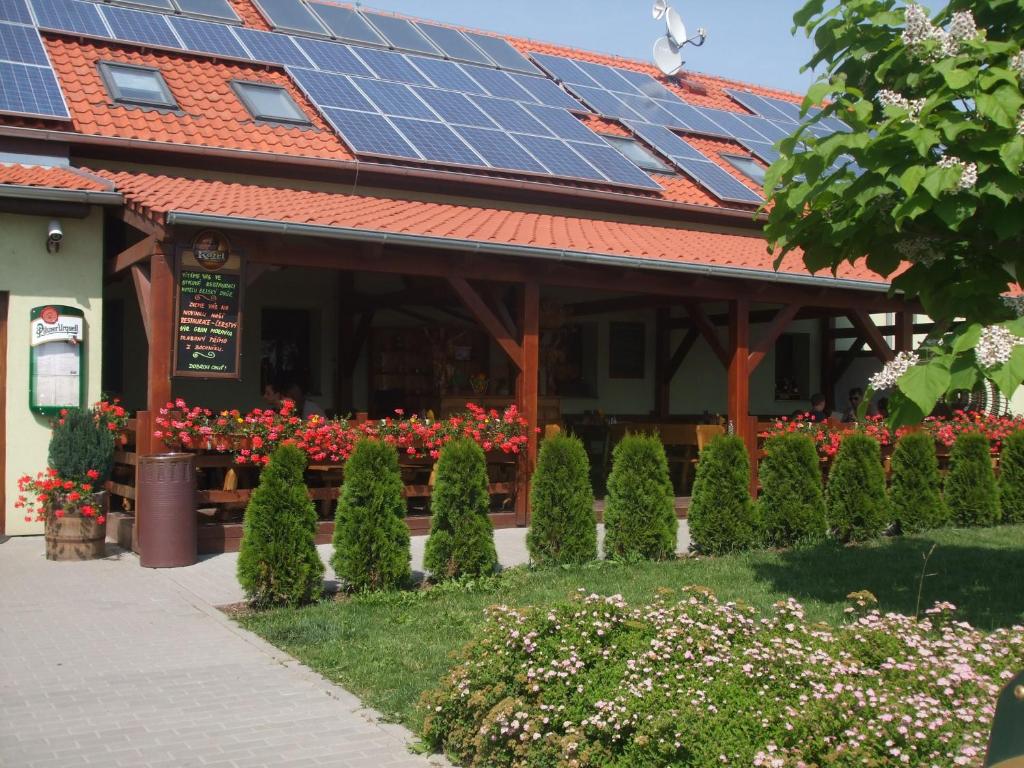 un edificio con paneles solares en el techo en Hotel Selsky Dvur, en Vyškov