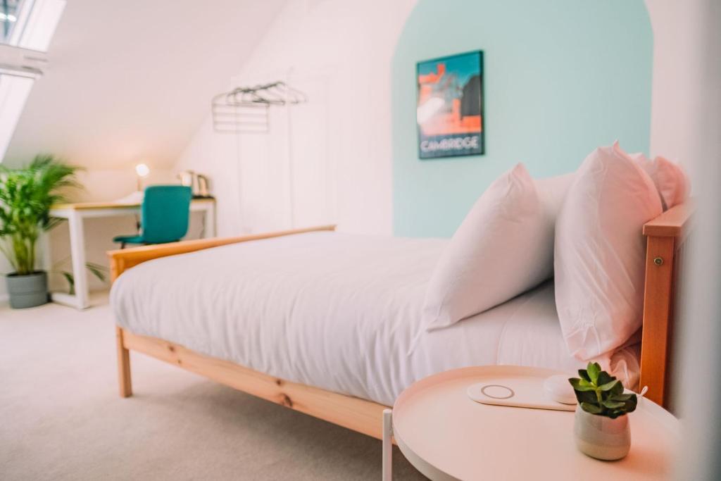a bedroom with a bed and a table at Cozy Stay in Cambridge