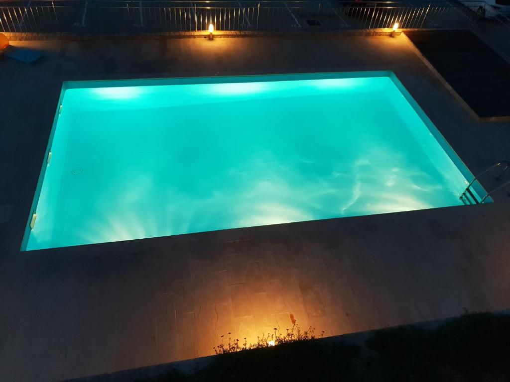 Bazén v ubytování Studio Apartma PAG BLUE OCEAN 1 with sea view nebo v jeho okolí