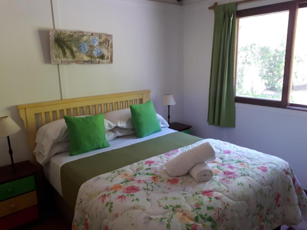 um quarto com uma cama com um bicho de peluche em Cabañas Del Potrero em Ocean Park