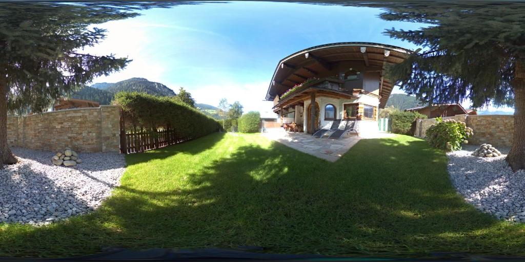 dom z ogrodzeniem i trawnikiem w obiekcie Apartment Gredler Maria w Mayrhofen