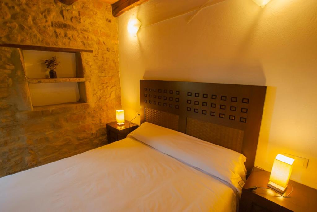 A bed or beds in a room at Masia l`Arà