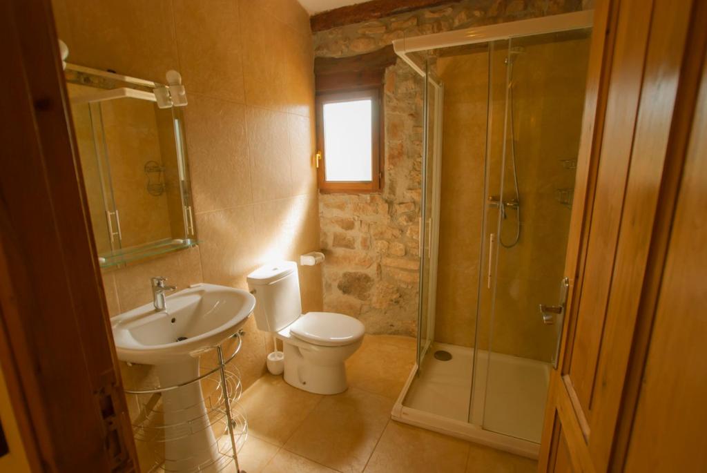 A bathroom at Masia l`Arà