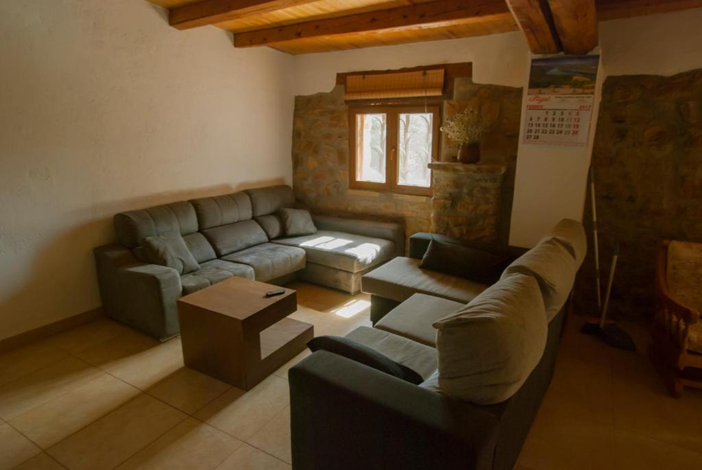 A seating area at Masia l`Arà
