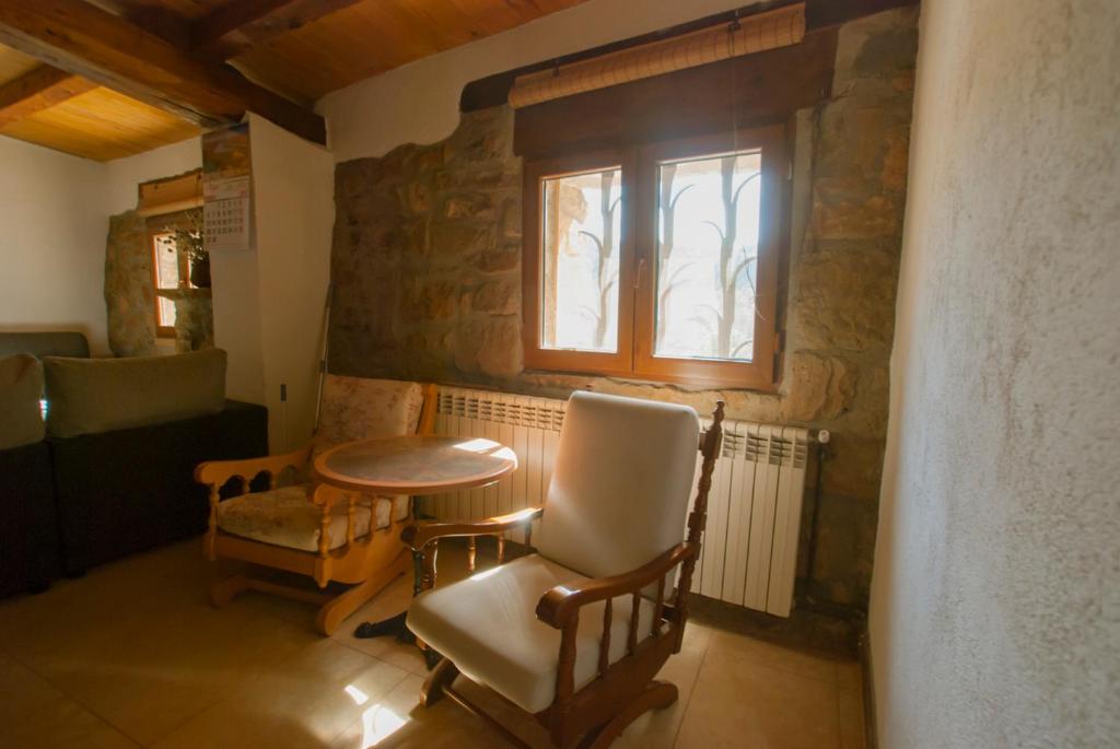 A seating area at Masia l`Arà