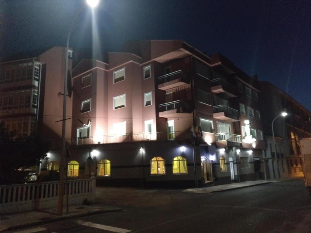 un bâtiment avec un éclairage de rue la nuit dans l'établissement Villa De Foz, à Foz