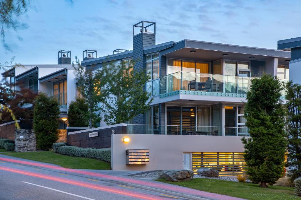 una casa en los suburbios de Sydney al anochecer en Kent Street Apartments - Element Escapes, en Queenstown