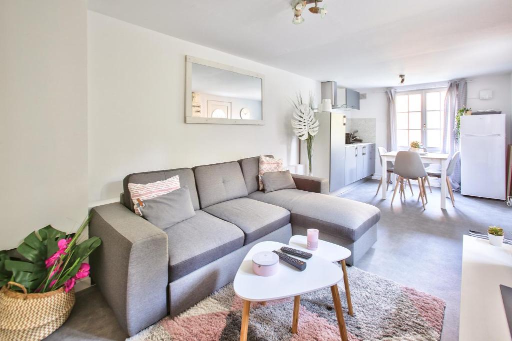 - un salon avec un canapé et une table dans l'établissement Maison cosy et paisible au coeur de Beauvais, à Beauvais