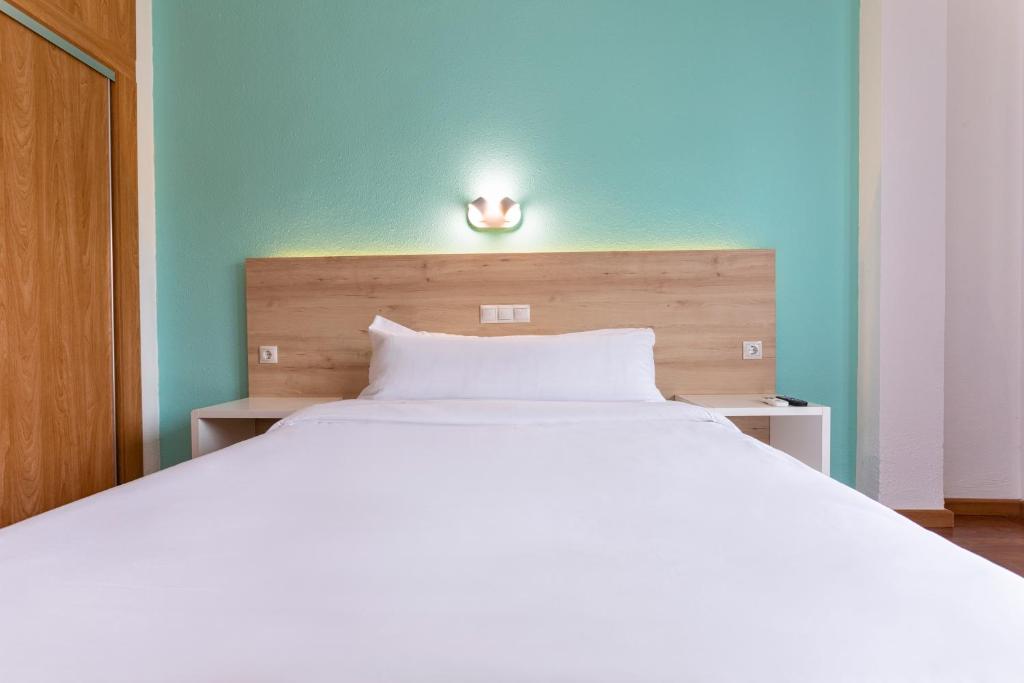 Posteľ alebo postele v izbe v ubytovaní Hotel Torremolinos Centro by Croma