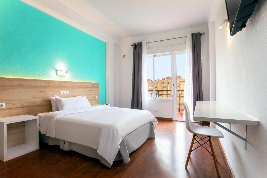 Posteľ alebo postele v izbe v ubytovaní Hotel Torremolinos Centro by Croma