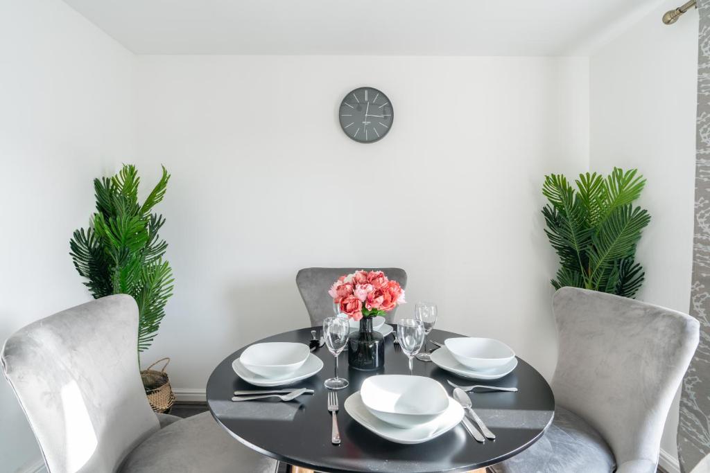 Suites by Rehoboth - Abbey Wood Station - London Zone 4 - Two-Bedroom Apartment