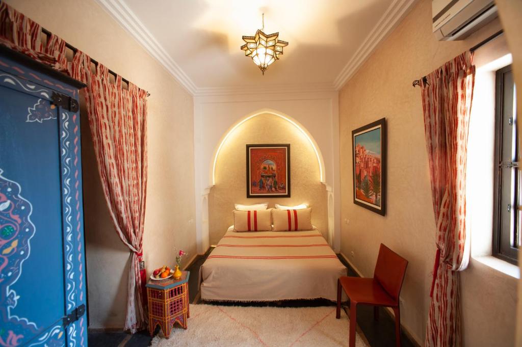 Postel nebo postele na pokoji v ubytování Riad des trois palais