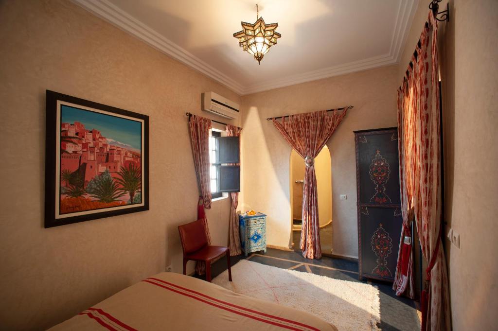 Postel nebo postele na pokoji v ubytování Riad des trois palais