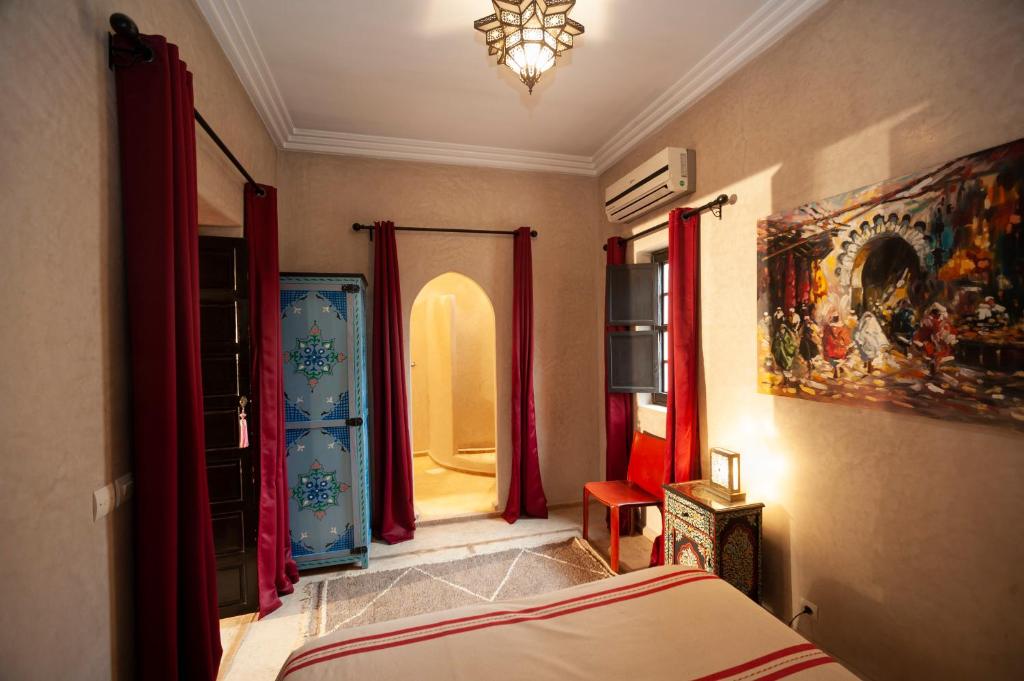 Postel nebo postele na pokoji v ubytování Riad des trois palais
