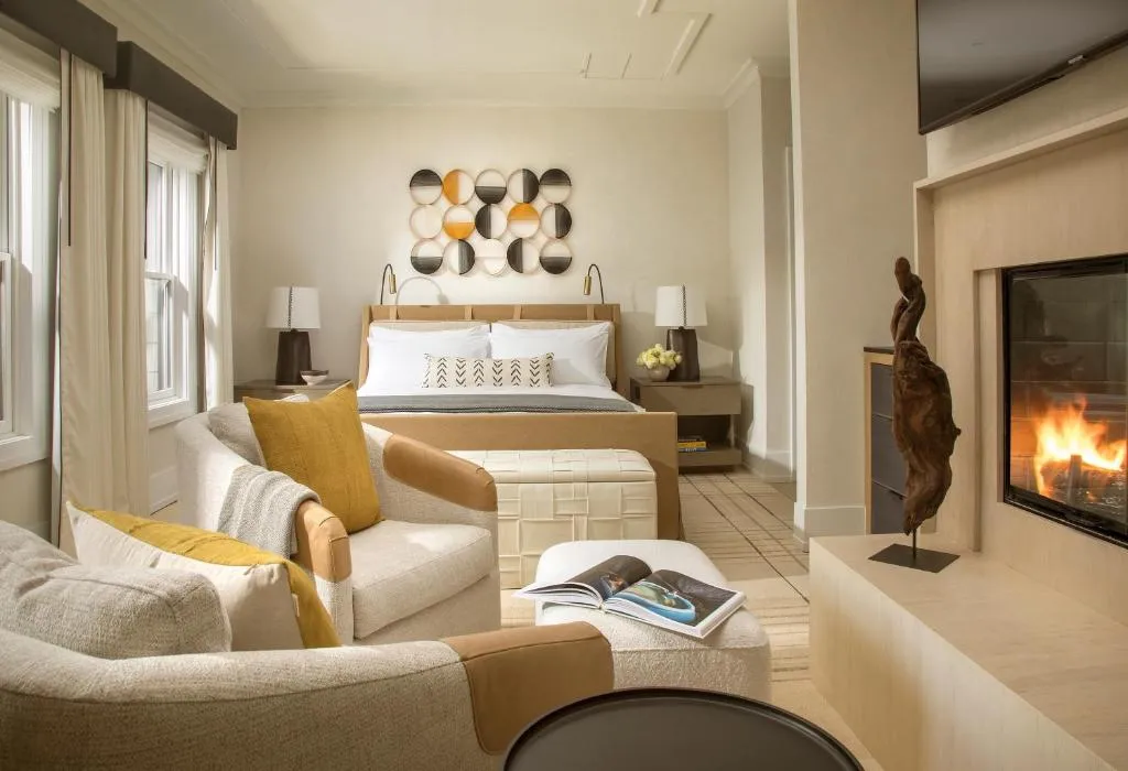 ADA Dlx Suite with Indoor/Outdoor Shower