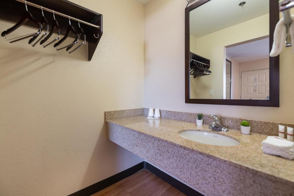 California Inn and Suites, Rancho Cordova - Superior King Room Libre De Humo