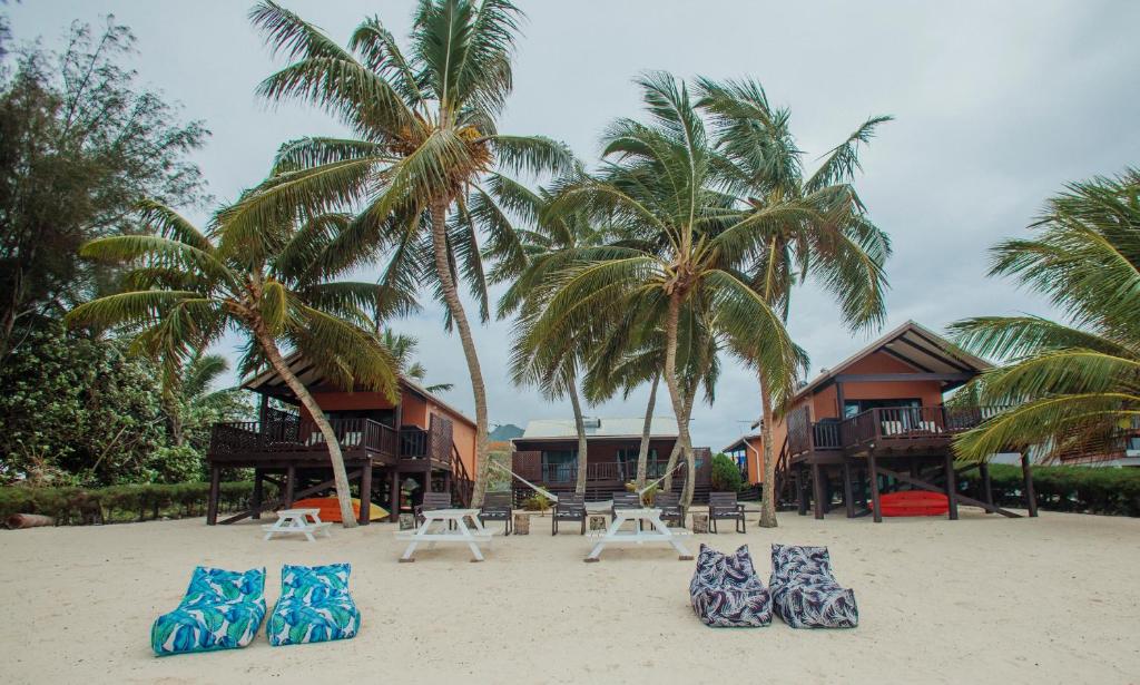 un grupo de zapatos azules y blancos en la playa en Nikao Beach Bungalows, en Rarotonga