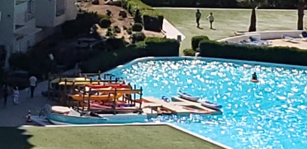 Bazén v ubytování Departamento Lago & Mar nebo v jeho okolí