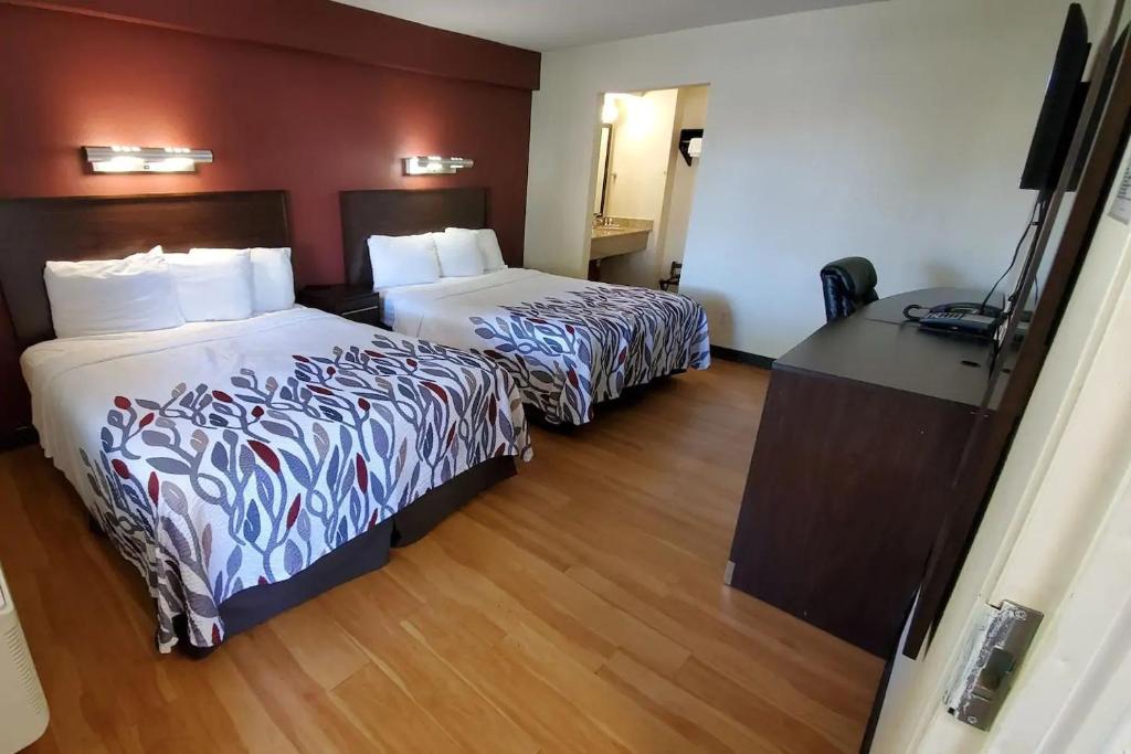 California Inn and Suites, Rancho Cordova - Deluxe Queen Room Con Dos Camas Queen Libres De Humo