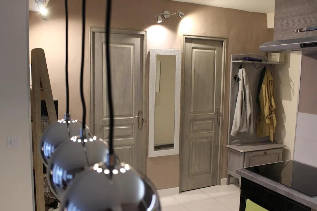 - une cuisine avec deux grands vases en argent dans une pièce dans l'établissement Majestic Isal-inn, à Aix-les-Bains